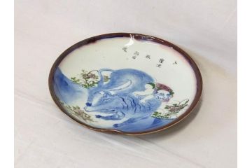 大正〜昭和初期　伊万里　色絵　猪に僮乗るの図　豚　花園　約23cm　7.5寸　繊細な図柄と色淡いが素敵な中皿(和皿、和食器、七寸五分)(R-076761)