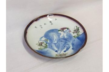大正〜昭和初期　伊万里　色絵　猪に僮乗るの図　豚　花園　約23cm　7.5寸　繊細な図柄と色淡いが素敵な中皿(和皿、和食器、七寸五分)(R-076761)