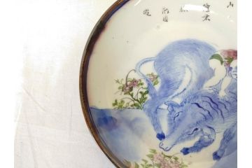 大正〜昭和初期　伊万里　色絵　猪に僮乗るの図　豚　花園　約23cm　7.5寸　繊細な図柄と色淡いが素敵な中皿(和皿、和食器、七寸五分)(R-076761)