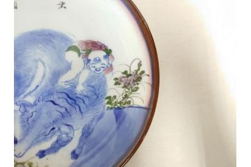 大正〜昭和初期　伊万里　色絵　猪に僮乗るの図　豚　花園　約23cm　7.5寸　繊細な図柄と色淡いが素敵な中皿(和皿、和食器、七寸五分)(R-076761)