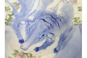 大正〜昭和初期　伊万里　色絵　猪に僮乗るの図　豚　花園　約23cm　7.5寸　繊細な図柄と色淡いが素敵な中皿(和皿、和食器、七寸五分)(R-076761)
