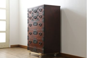 中古　美品　岩谷堂箪笥　美しい木目と存在感のある龍の金具が目を惹く和箪笥(引き出し、サイドチェスト、収納箪笥、衣装箪笥、整理箪笥)(R-076773)