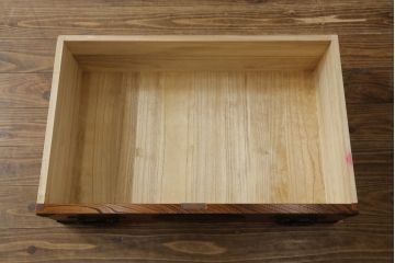 中古　美品　岩谷堂箪笥　美しい木目と存在感のある龍の金具が目を惹く和箪笥(引き出し、サイドチェスト、収納箪笥、衣装箪笥、整理箪笥)(R-076773)