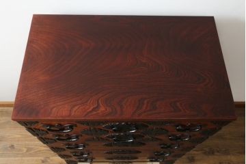 中古　美品　岩谷堂箪笥　美しい木目と存在感のある龍の金具が目を惹く和箪笥(引き出し、サイドチェスト、収納箪笥、衣装箪笥、整理箪笥)(R-076773)