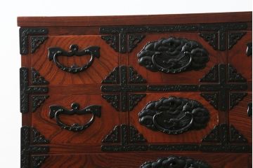 中古　美品　岩谷堂箪笥　美しい木目と存在感のある龍の金具が目を惹く和箪笥(引き出し、サイドチェスト、収納箪笥、衣装箪笥、整理箪笥)(R-076773)
