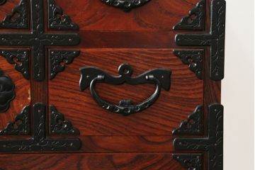 中古　美品　岩谷堂箪笥　美しい木目と存在感のある龍の金具が目を惹く和箪笥(引き出し、サイドチェスト、収納箪笥、衣装箪笥、整理箪笥)(R-076773)