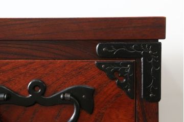 中古　美品　岩谷堂箪笥　美しい木目と存在感のある龍の金具が目を惹く和箪笥(引き出し、サイドチェスト、収納箪笥、衣装箪笥、整理箪笥)(R-076773)