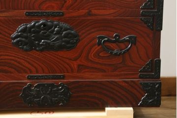 中古　美品　岩谷堂箪笥　美しい木目と存在感のある龍の金具が目を惹く和箪笥(引き出し、サイドチェスト、収納箪笥、衣装箪笥、整理箪笥)(R-076773)