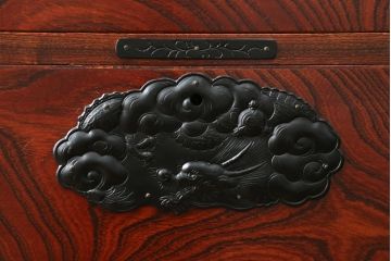 中古　美品　岩谷堂箪笥　美しい木目と存在感のある龍の金具が目を惹く和箪笥(引き出し、サイドチェスト、収納箪笥、衣装箪笥、整理箪笥)(R-076773)