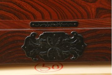 中古　美品　岩谷堂箪笥　美しい木目と存在感のある龍の金具が目を惹く和箪笥(引き出し、サイドチェスト、収納箪笥、衣装箪笥、整理箪笥)(R-076773)