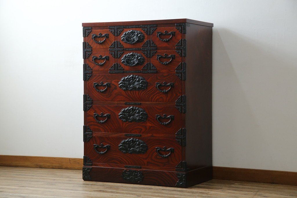 中古　美品　岩谷堂箪笥　美しい木目と存在感のある龍の金具が目を惹く和箪笥　(R-076773)