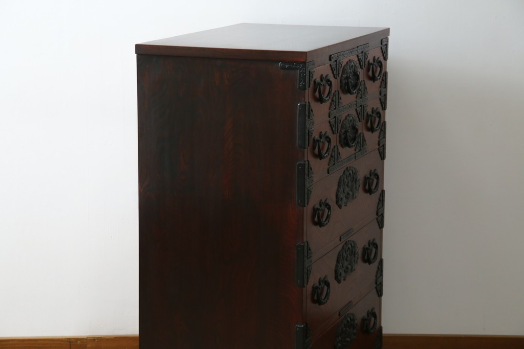 中古　美品　岩谷堂箪笥　美しい木目と存在感のある龍の金具が目を惹く和箪笥　(R-076773)