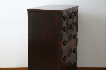 中古　美品　岩谷堂箪笥　美しい木目と存在感のある龍の金具が目を惹く和箪笥　(R-076773)