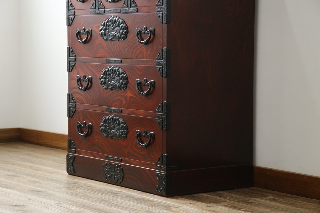中古　美品　岩谷堂箪笥　美しい木目と存在感のある龍の金具が目を惹く和箪笥　(R-076773)