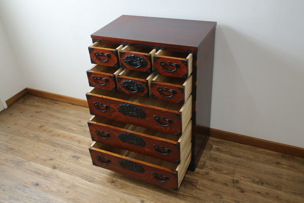 中古　美品　岩谷堂箪笥　美しい木目と存在感のある龍の金具が目を惹く和箪笥　(R-076773)