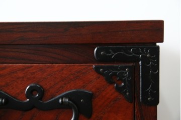 中古　美品　岩谷堂箪笥　美しい木目と存在感のある龍の金具が目を惹く和箪笥　(R-076773)