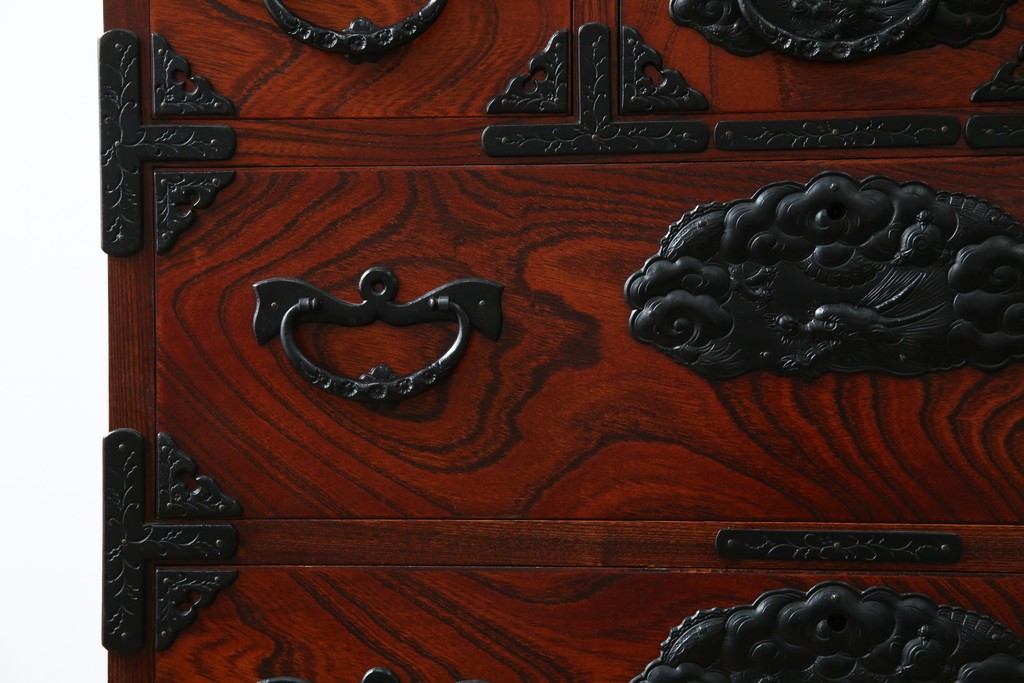中古　美品　岩谷堂箪笥　美しい木目と存在感のある龍の金具が目を惹く和箪笥　(R-076773)