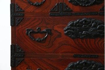 中古　美品　岩谷堂箪笥　美しい木目と存在感のある龍の金具が目を惹く和箪笥　(R-076773)