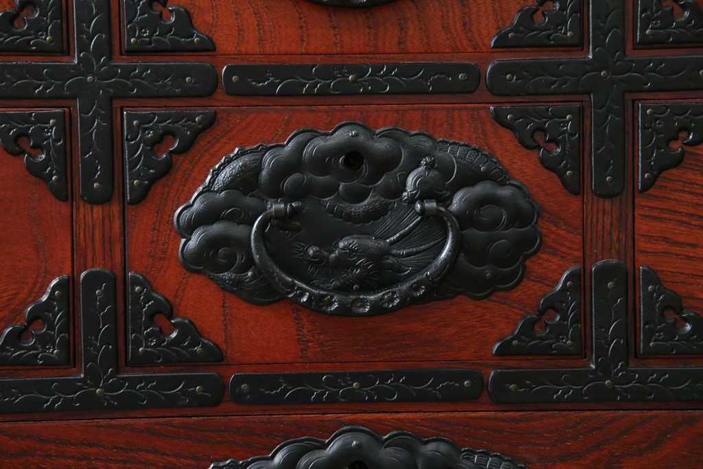 中古　美品　岩谷堂箪笥　美しい木目と存在感のある龍の金具が目を惹く和箪笥　(R-076773)