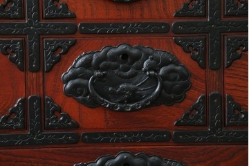 中古　美品　岩谷堂箪笥　美しい木目と存在感のある龍の金具が目を惹く和箪笥　(R-076773)