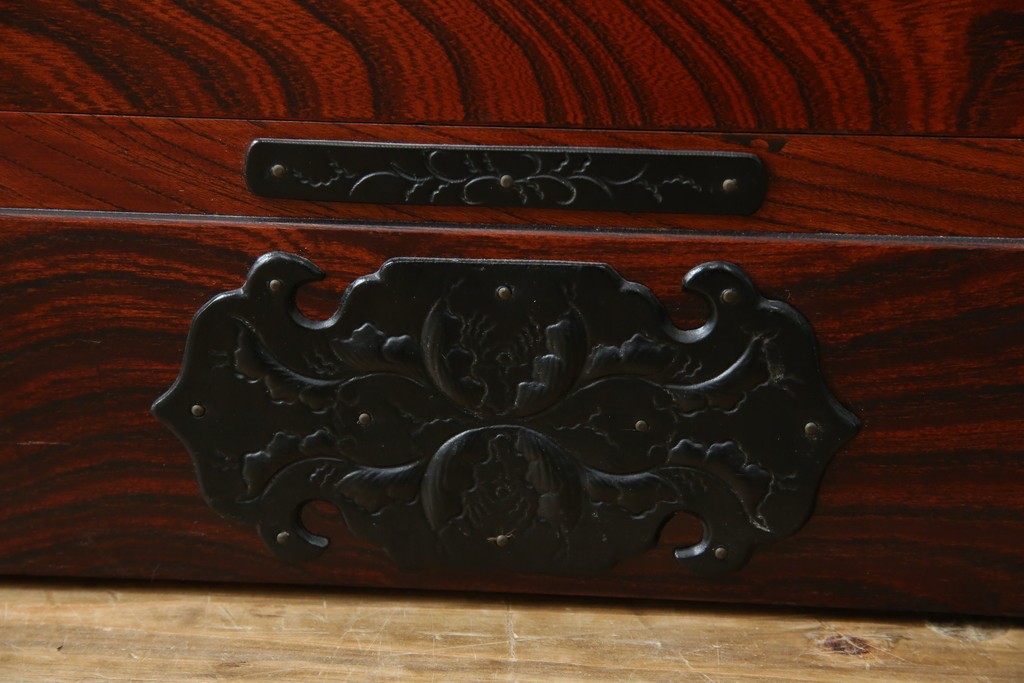 中古　美品　岩谷堂箪笥　美しい木目と存在感のある龍の金具が目を惹く和箪笥　(R-076773)