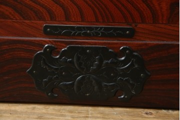 中古　美品　岩谷堂箪笥　美しい木目と存在感のある龍の金具が目を惹く和箪笥　(R-076773)