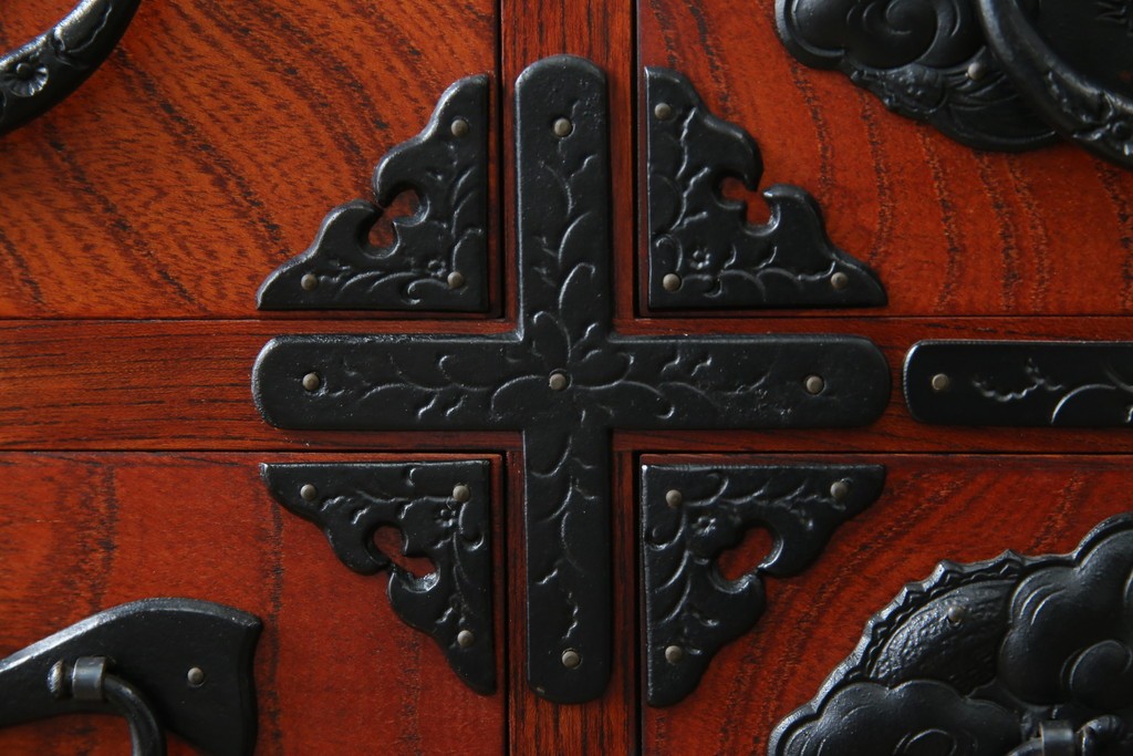 中古　美品　岩谷堂箪笥　美しい木目と存在感のある龍の金具が目を惹く和箪笥　(R-076773)