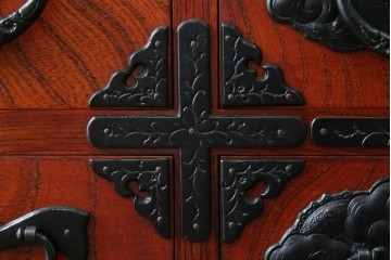 中古　美品　岩谷堂箪笥　美しい木目と存在感のある龍の金具が目を惹く和箪笥　(R-076773)