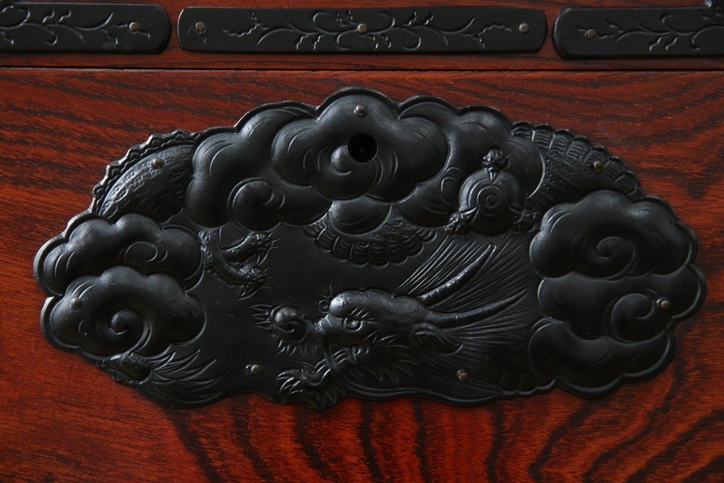 中古　美品　岩谷堂箪笥　美しい木目と存在感のある龍の金具が目を惹く和箪笥　(R-076773)