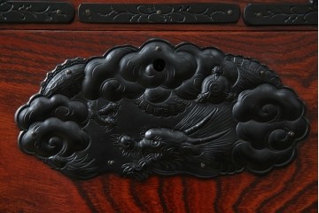 中古　美品　岩谷堂箪笥　美しい木目と存在感のある龍の金具が目を惹く和箪笥　(R-076773)