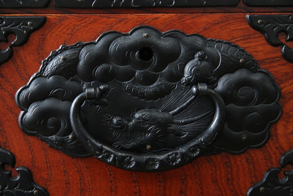 中古　美品　岩谷堂箪笥　美しい木目と存在感のある龍の金具が目を惹く和箪笥　(R-076773)