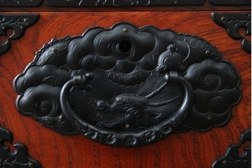 中古　美品　岩谷堂箪笥　美しい木目と存在感のある龍の金具が目を惹く和箪笥　(R-076773)