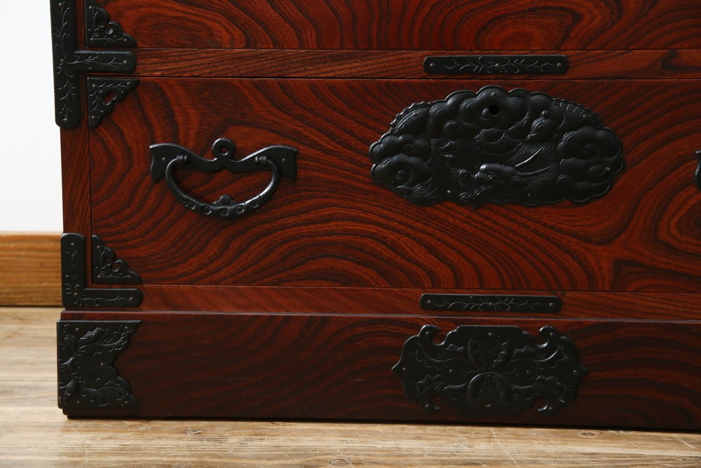中古　美品　岩谷堂箪笥　美しい木目と存在感のある龍の金具が目を惹く和箪笥　(R-076773)