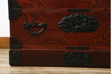 中古　美品　岩谷堂箪笥　美しい木目と存在感のある龍の金具が目を惹く和箪笥　(R-076773)