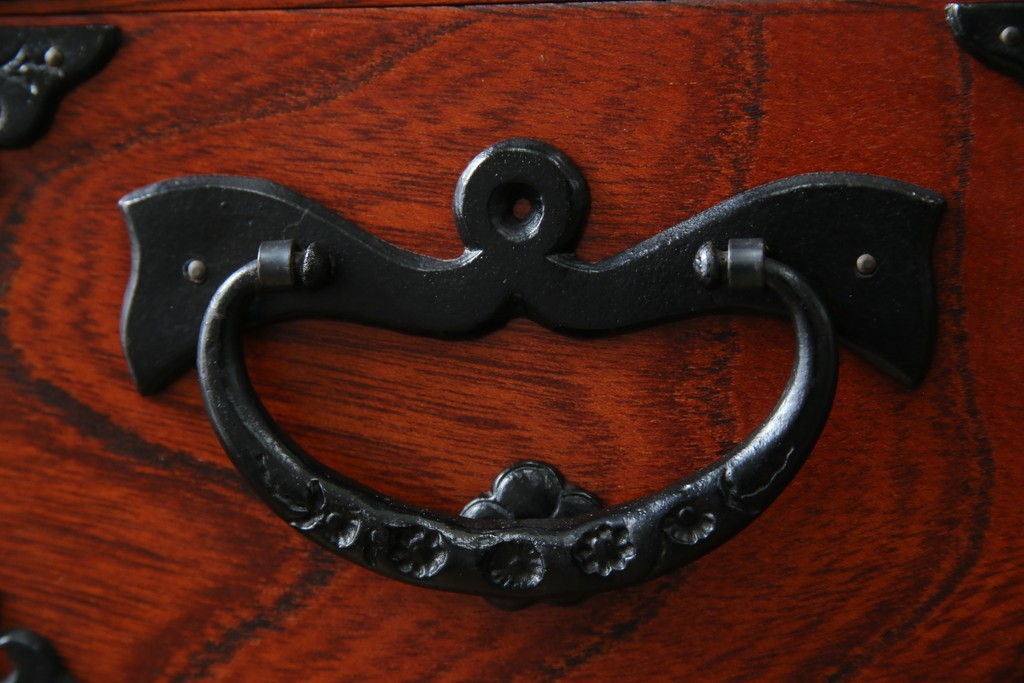 中古　美品　岩谷堂箪笥　美しい木目と存在感のある龍の金具が目を惹く和箪笥　(R-076773)