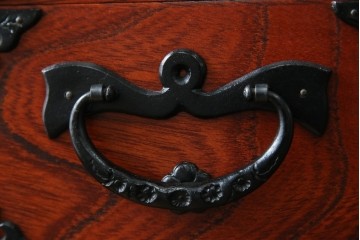 中古　美品　岩谷堂箪笥　美しい木目と存在感のある龍の金具が目を惹く和箪笥　(R-076773)