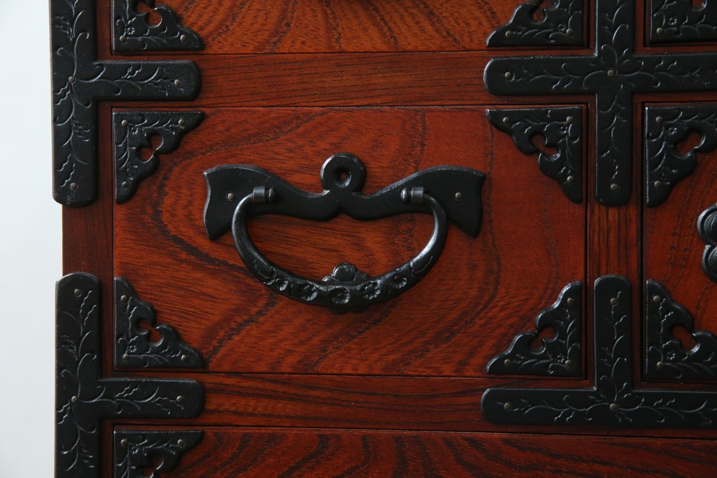 中古　美品　岩谷堂箪笥　美しい木目と存在感のある龍の金具が目を惹く和箪笥　(R-076773)