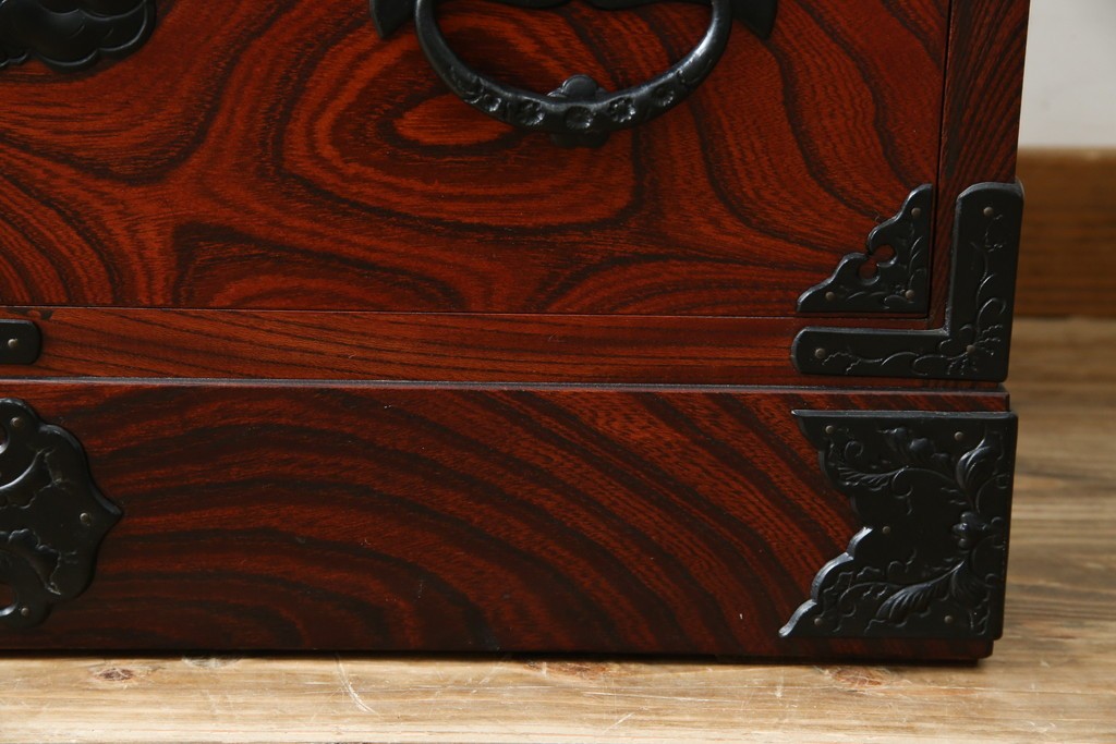 中古　美品　岩谷堂箪笥　美しい木目と存在感のある龍の金具が目を惹く和箪笥　(R-076773)