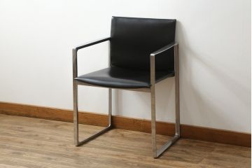 中古　美品!!　Cassina(カッシーナ)　184EVE(イヴ)　洗練されたモダンデザインが目を引くアームチェア(ダイニングチェア、椅子、イス)(定価約30万円)(R-076780)