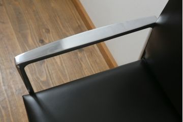 中古　美品!!　Cassina(カッシーナ)　184EVE(イヴ)　洗練されたモダンデザインが目を引くアームチェア(ダイニングチェア、椅子、イス)(定価約30万円)(R-076780)