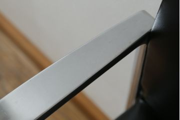 中古　美品!!　Cassina(カッシーナ)　184EVE(イヴ)　洗練されたモダンデザインが目を引くアームチェア(ダイニングチェア、椅子、イス)(定価約30万円)(R-076780)