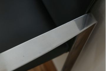 中古　美品!!　Cassina(カッシーナ)　184EVE(イヴ)　洗練されたモダンデザインが目を引くアームチェア(ダイニングチェア、椅子、イス)(定価約30万円)(R-076780)