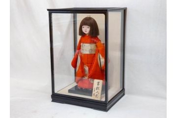 工房朋　春幸作　ガラスケース付き　ほっこりとした可愛らしさのある市松人形(古布、着物、子供、子ども、女の子、着せ替え人形)(R-076781)