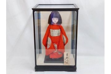 工房朋　春幸作　ガラスケース付き　ほっこりとした可愛らしさのある市松人形(古布、着物、子供、子ども、女の子、着せ替え人形)(R-076781)