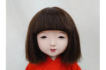 工房朋　春幸作　ガラスケース付き　ほっこりとした可愛らしさのある市松人形(古布、着物、子供、子ども、女の子、着せ替え人形)(R-076781)