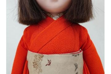 工房朋　春幸作　ガラスケース付き　ほっこりとした可愛らしさのある市松人形(古布、着物、子供、子ども、女の子、着せ替え人形)(R-076781)