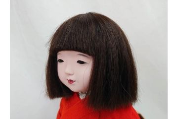 工房朋　春幸作　ガラスケース付き　ほっこりとした可愛らしさのある市松人形(古布、着物、子供、子ども、女の子、着せ替え人形)(R-076781)