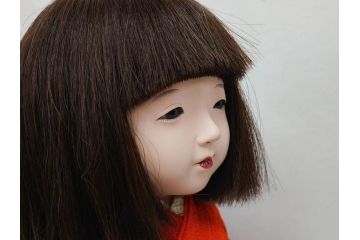 工房朋　春幸作　ガラスケース付き　ほっこりとした可愛らしさのある市松人形(古布、着物、子供、子ども、女の子、着せ替え人形)(R-076781)
