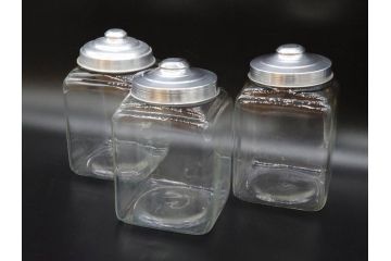 アンティーク雑貨　当時物　デッドストック　アルミ蓋　レトロな雰囲気漂うガラス瓶3個セット(角型、角瓶、キャニスター、ガラスビン、菓子瓶、硝子、フタ付き、小物入れ、ディスプレイ雑貨、古道具、店舗什器)(R-076783)