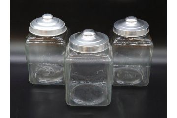 アンティーク雑貨　当時物　デッドストック　アルミ蓋　レトロな雰囲気漂うガラス瓶3個セット(角型、角瓶、キャニスター、ガラスビン、菓子瓶、硝子、フタ付き、小物入れ、ディスプレイ雑貨、古道具、店舗什器)(R-076783)